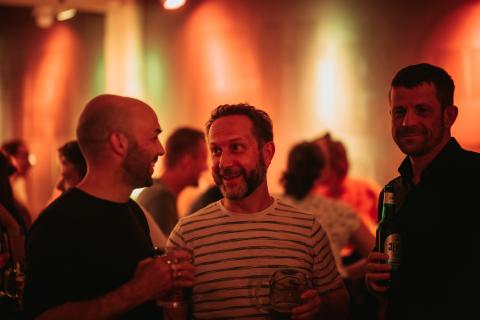 Feiernde Menschen in Disko