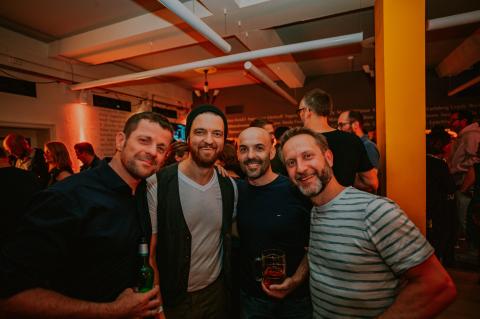 Feiernde Menschen in Disko