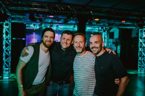 Feiernde Menschen in Disko