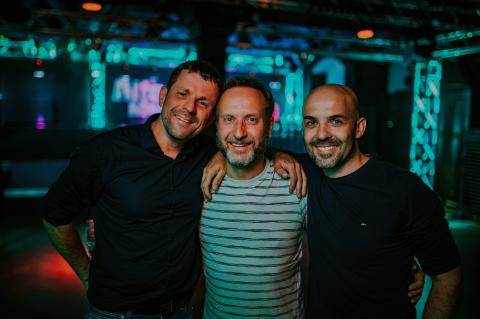 Feiernde Menschen in Disko