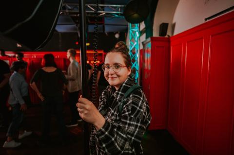 Frau bei einer Party