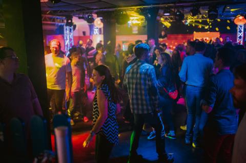 Feiernde Menschen in Disko