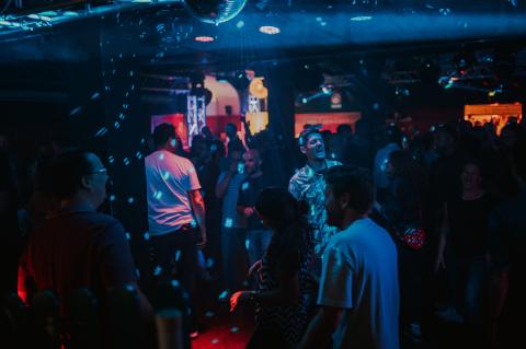 Feiernde Menschen in Disko
