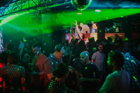Feiernde Menschen in Disko