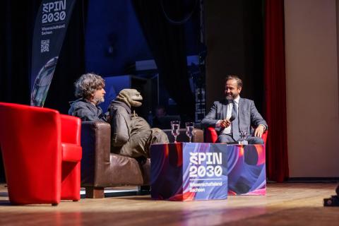 Die Echse und Wissenschaftsminister Sebastian Gemkow