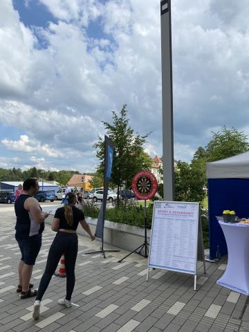 zwei Personen spielen Darts auf dem Campustag 2024
