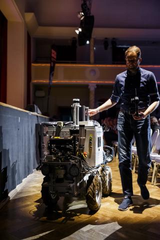 Informatiker Robert Lösch und Bergwerkroboter Julius