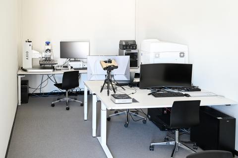 ScienceLab mit Bildschirmen, 3D-Drucker und 3D-Scanner