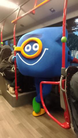 TUBAF-Maskottchen TUlino fährt Bus