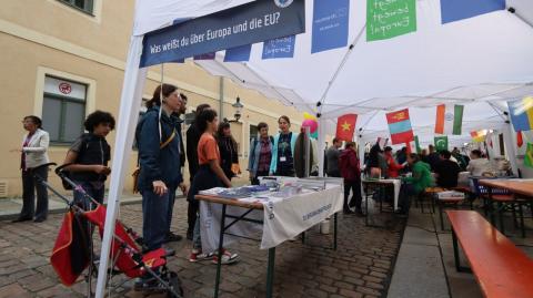 Stand des IUZ für Kinder mit jungen Besuchern, Standbeschriftung: &quot;Wie gut kennst du die EU&quot;