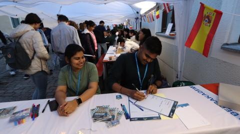 Eine Studentin und ein Student aus Indien am Stand &quot;Schreibe deinen Namen&quot;