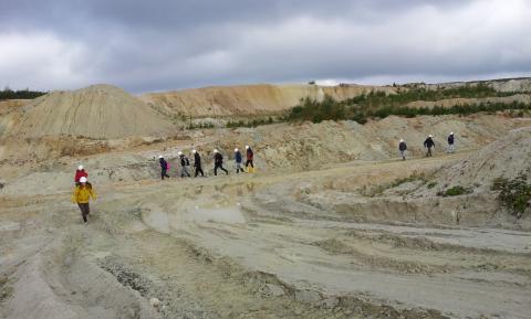 Studierende in einem Tagebau