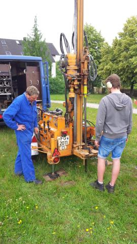 Zwei Personen bedienen einen Rammbohrer