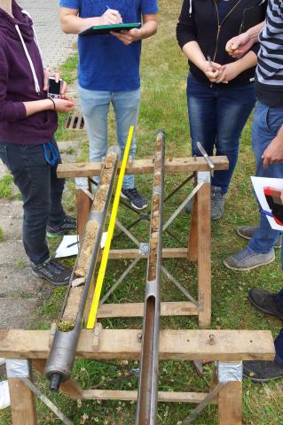 Studierende bei der Ansprache eines Rammbohrkerns