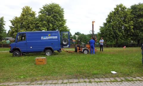 Wagen mit Rammbohrer im Geländeeinsatz
