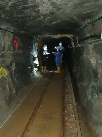 Studierende im Stollensystem der Reichen Zeche