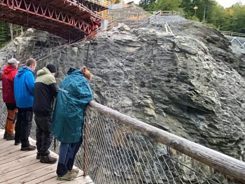 Vier Studierende schauen sich eine Brückenbaustelle an