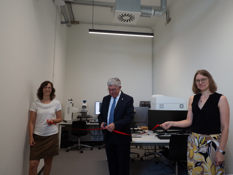 Eröffnung ScienceLab Universitätsbibliothek Freiberg, zwei Mitarbeiterinnen der UB, Rektor der TU BAF