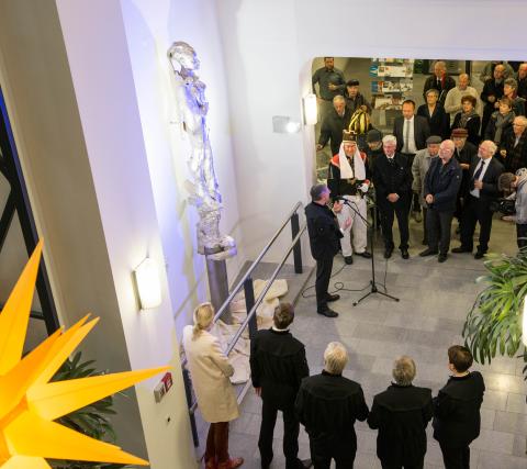 Enthüllung der Silbernen St. Barbara Statue im Foyer des Universitätshauptgebäude