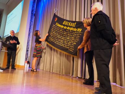 Übergabe einer Fahne von Alumni der Bergakademie Freiberg