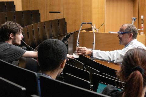 Schüler in Experimentalvorlesung