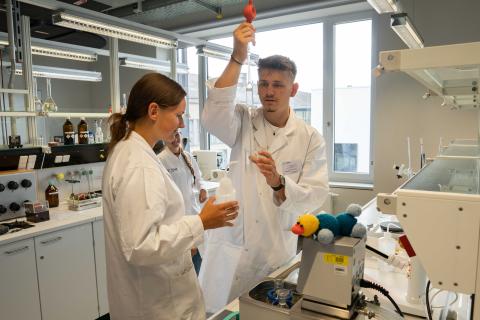 Schülerin und Schüler im Praktikum