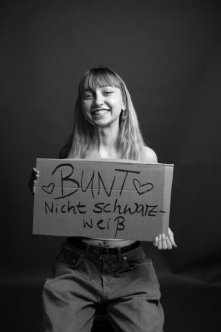 Freibergerin wirbt mit dem Statement &quot;Bunt statt Schwarz-Weiß für die Landtagswahl in Sachsen