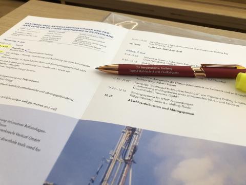 Programmheft und Stift