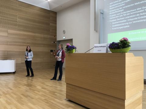 Susann Klein begrüßt die Referentin Karina Hofmann