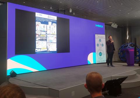 Felix Spiske präsentiert sein Poster