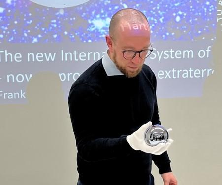 Herr Jun.-Prof. Kupsch hält die rundeste Kugel in der Hand