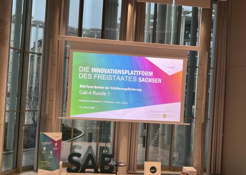 Ein Banner mit der Aufschrift &quot;Die Innovationsplattform des Freistaates Sachsen&quot;