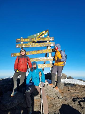 Daniel Sensenschmidt, Paul Lauber und Maximilian Schlobach (v.l.n.r). auf dem Kilimanjaro