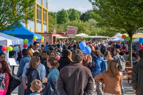 TUBAF Fest Gäste flanieren über das Festgelände