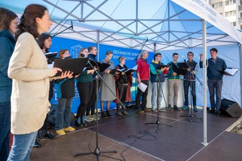 Chor des Colegium musicums beim Auftritt auf dem TUBAF Fest