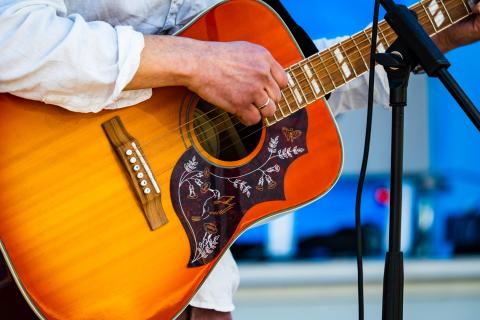 Gitarre eines Musikers auf dem TUBAF Fest