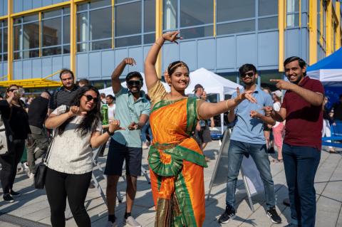 Indische Studierende in traditioneller Kleidung