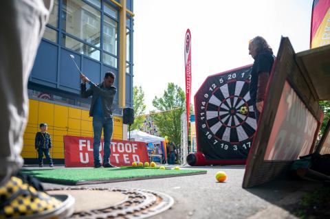 Teilnehmer beim Riesengolf auf dem TUBAF Fest