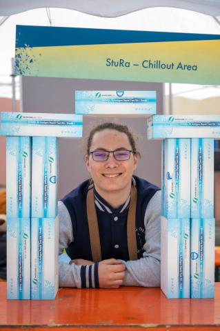 Student am STURA Stand auf dem TUBAF Fest
