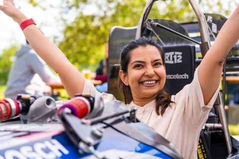 TUBAF Fest Mädchen im Racetech-Auto