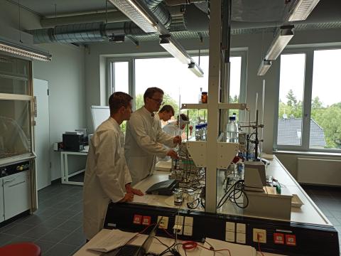 Schüler beim Titrieren