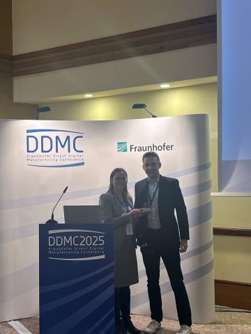 Eike Tim Koopmann bekommt den Best Paper Award überreicht