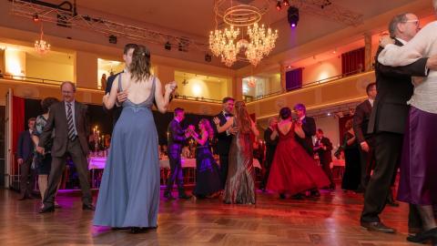 Tänzer beim Universitätsball