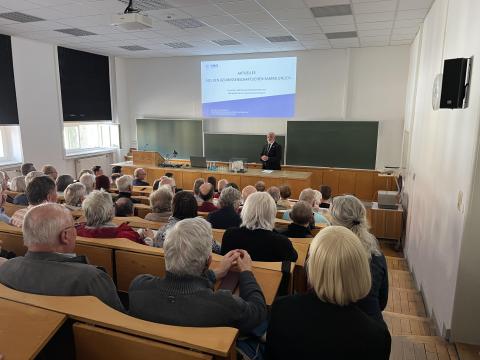Der Geschäftsführer der Geowissenschaftlichen Sammungen, Dipl.-Min. Andreas Massanek, informiert zu Beginn über Neuigkeiten aus unserem Bereich.