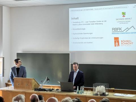 M.Sc. Nico Kropp und M.Sc. Christian Lohmann während ihres Vortrages zum Kolloquium anlässlich der Eröffnung der Sonderausstellung