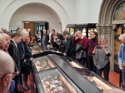 Besucher während des Rundgangs durch die neue Sonderausstellung