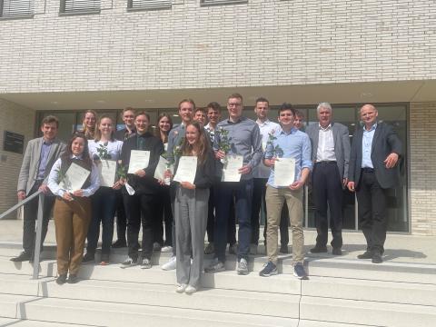 Stipendiatinnen und Stipendiaten vor dem ZeHS