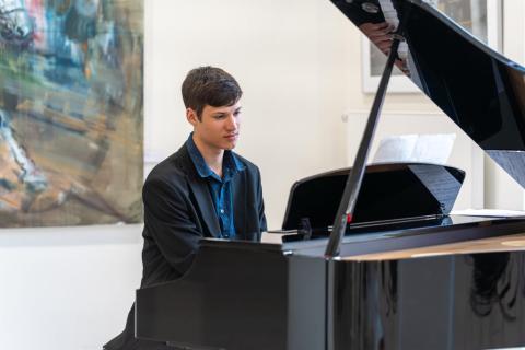 Ein Pianist spielt am Flügel.