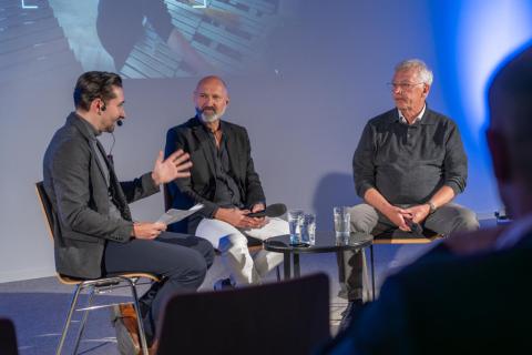 Drei Herren auf dem Podium.