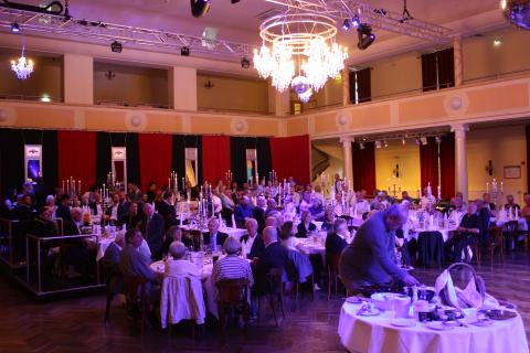 Blick in den Saal vom Tivoli - Menschen sitzen an Tischen